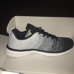 Running shoes women